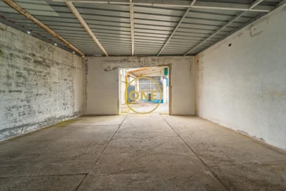Armazém para Venda em Ponta Delgada (São José)