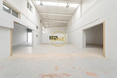 Armazém para Venda em Ponta Delgada (São José)