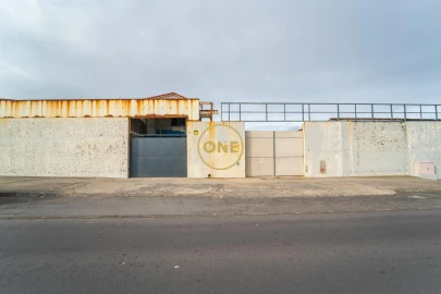 Armazém para Venda em Ponta Delgada (São José)