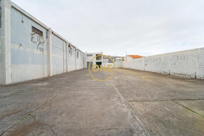 Armazém para Venda em Ponta Delgada (São José)