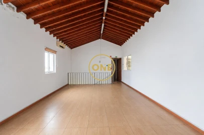 Armazém para Venda em Ponta Delgada (São José)