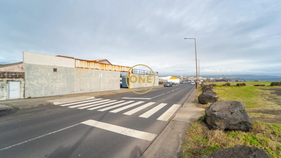 Armazém para Venda em Ponta Delgada (São José)