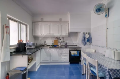 Apartamento T3 para Venda em Quelfes