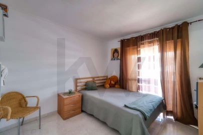 Apartamento T3 para Venda em Quelfes