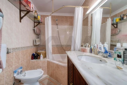 Apartamento T3 para Venda em Quelfes