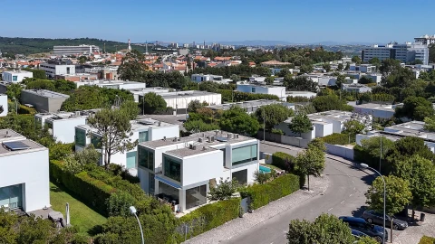 Moradia T4 para Venda em Carnaxide e Queijas