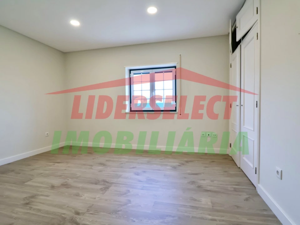 Moradia T4 para Venda em Silveira Foto 12