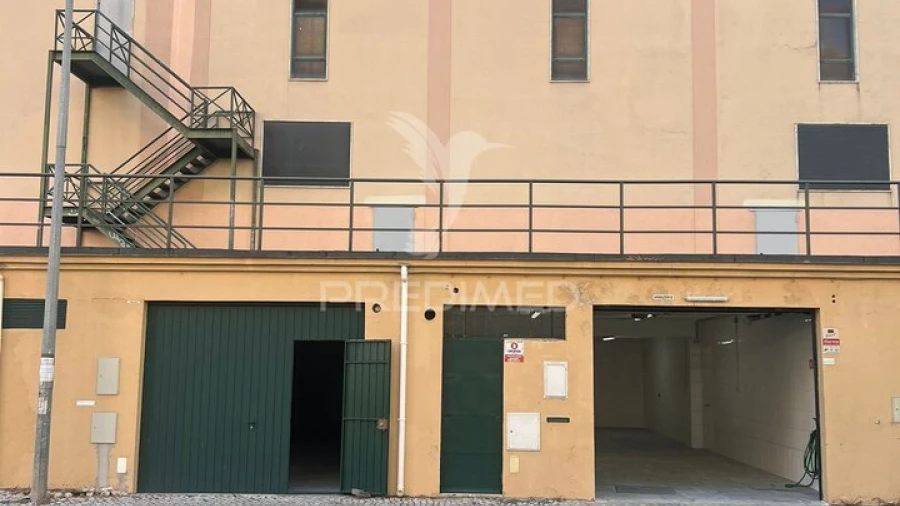 Armazém para Venda em Massamá e Monte Abraão
