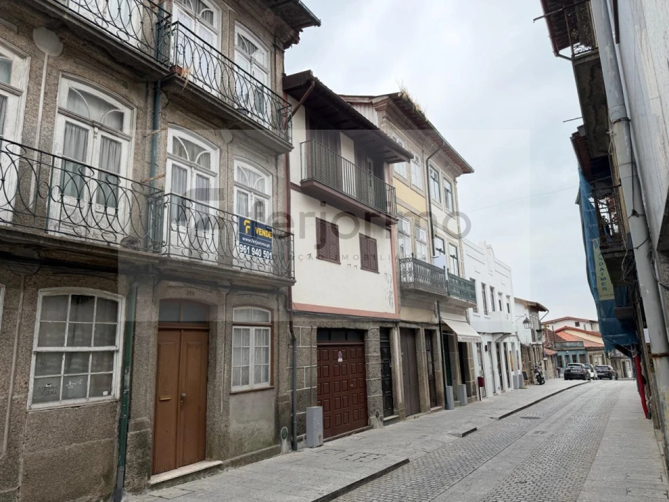 Prédio para Venda em Oliveira, São Paio e São Sebastião Foto 1