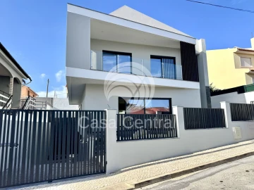 Moradia T3 para Venda em São Domingos de Rana