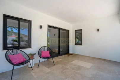 Moradia T5 para Venda em Santa Barbara de Nexe