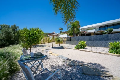 Moradia T5 para Venda em Santa Barbara de Nexe
