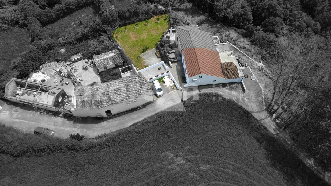 Moradia T2 para Venda em Povoação Foto 2