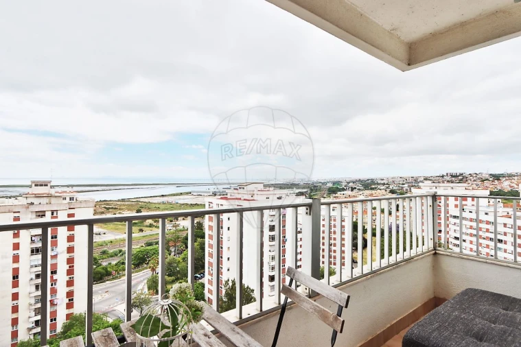 Apartamento T3 para Venda em Póvoa de Santa Iria e Forte da Casa Foto 8