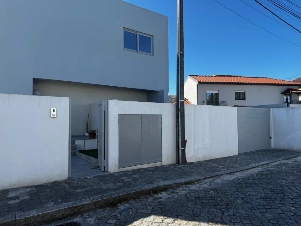 Moradia T3 para Venda em Oliveira do Douro Foto 1