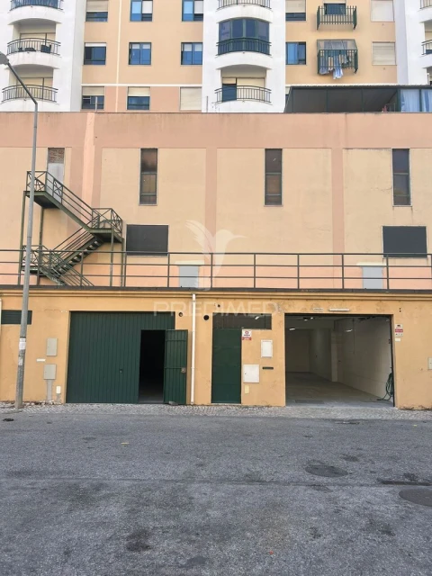Armazém para Venda em Massamá e Monte Abraão