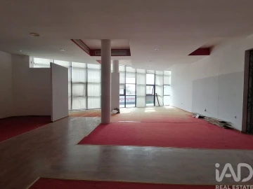 Loja para Arrendamento em Carvalhosa