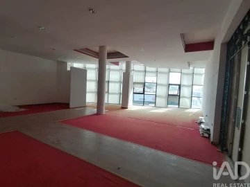 Loja para Arrendamento em Carvalhosa