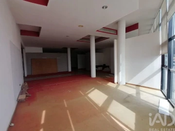 Loja para Arrendamento em Carvalhosa