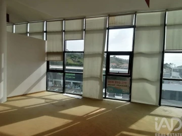 Loja para Arrendamento em Carvalhosa