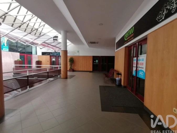Loja para Arrendamento em Carvalhosa Foto 18