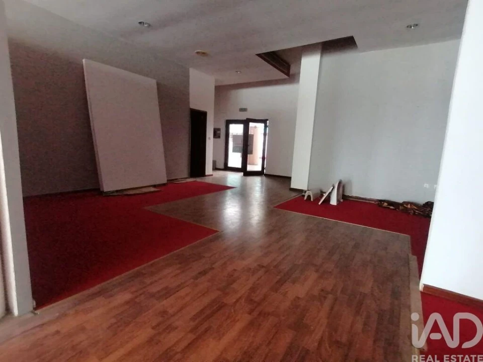 Loja para Arrendamento em Carvalhosa Foto 16