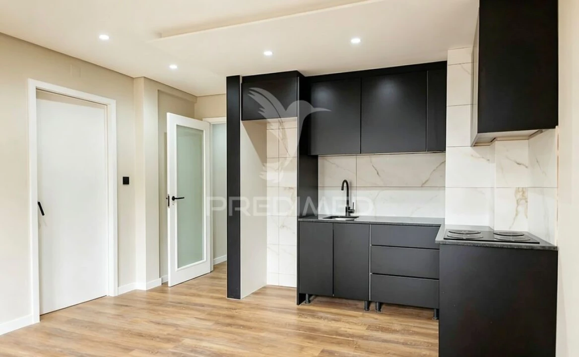 Apartamento T1 para Venda em Lordelo do Ouro e Massarelos Foto 1