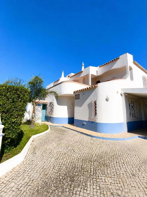 Moradia T4 para Venda em Quarteira