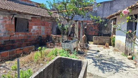 Moradia T2 para Venda em Arneiro das Milhariças