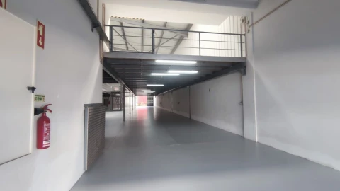 Armazém para Arrendamento em Nogueira do Cravo e Pindelo