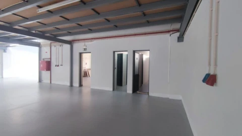 Armazém para Arrendamento em Nogueira do Cravo e Pindelo