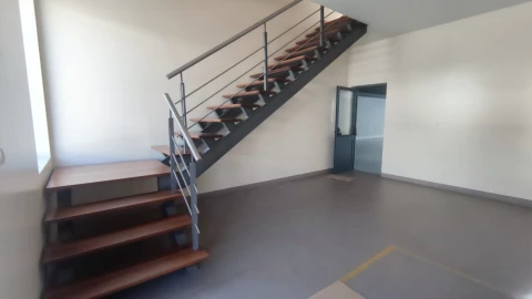 Armazém para Arrendamento em Nogueira do Cravo e Pindelo