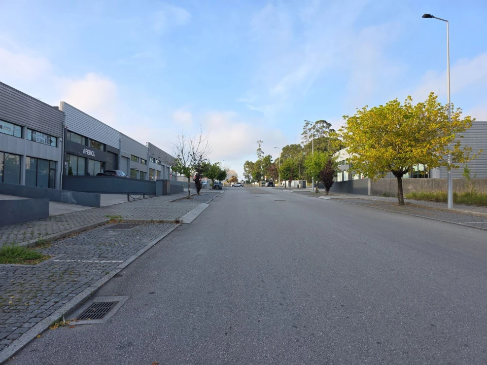 Armazém para Arrendamento em Serzedo e Perosinho Foto 1