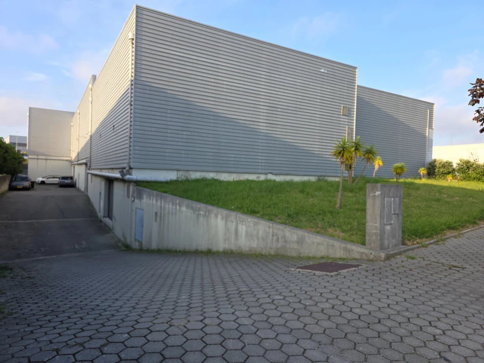 Armazém para Arrendamento em Serzedo e Perosinho Foto 3