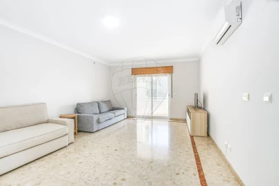 Apartamento T1 para Arrendamento em Carcavelos e Parede