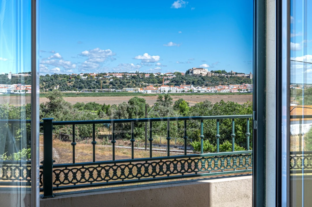 Moradia T4 para Venda em Santa Maria do Castelo e Santiago e Santa Susana Foto 1