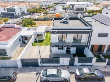 Moradia T4 para Venda em São Domingos de Rana