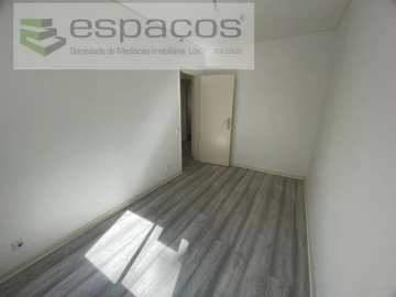 Apartamento T3 para Venda em Santo António dos Cavaleiros e Frielas