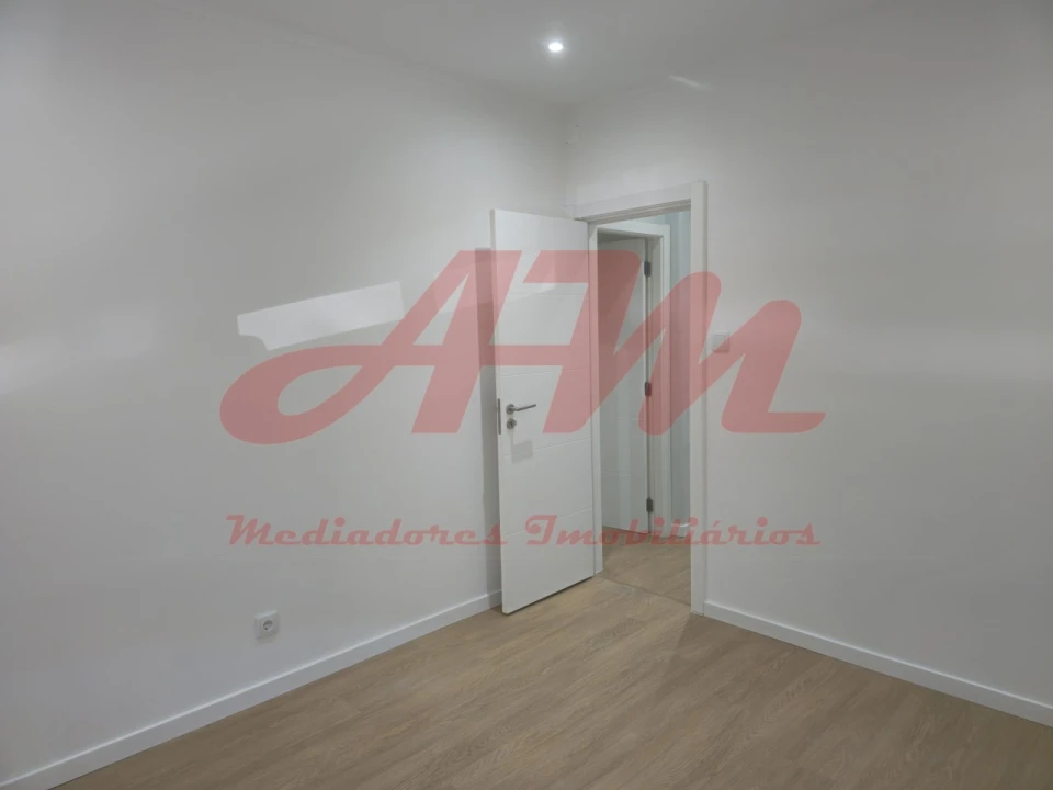 Apartamento T1 para Venda em Águas Livres Foto 17