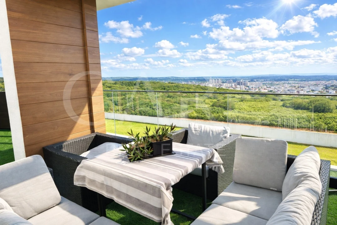Apartamento T5 para Venda em Venteira Foto 10