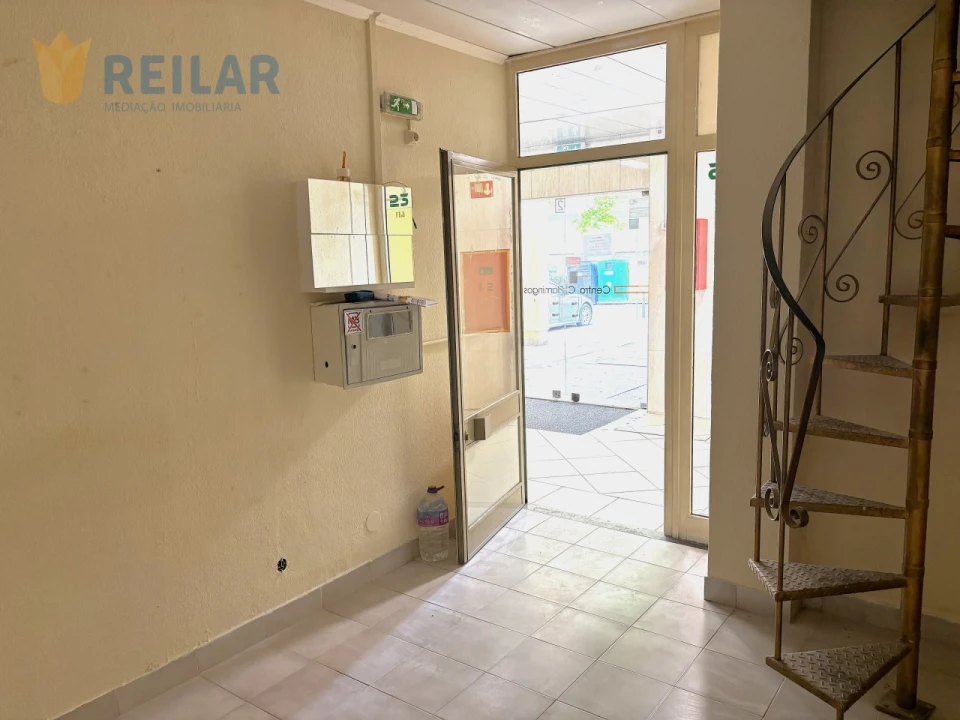Loja para Venda em Santo António dos Cavaleiros e Frielas Foto 1