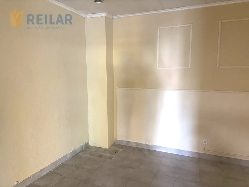 Loja para Venda em Santo António dos Cavaleiros e Frielas Foto 5