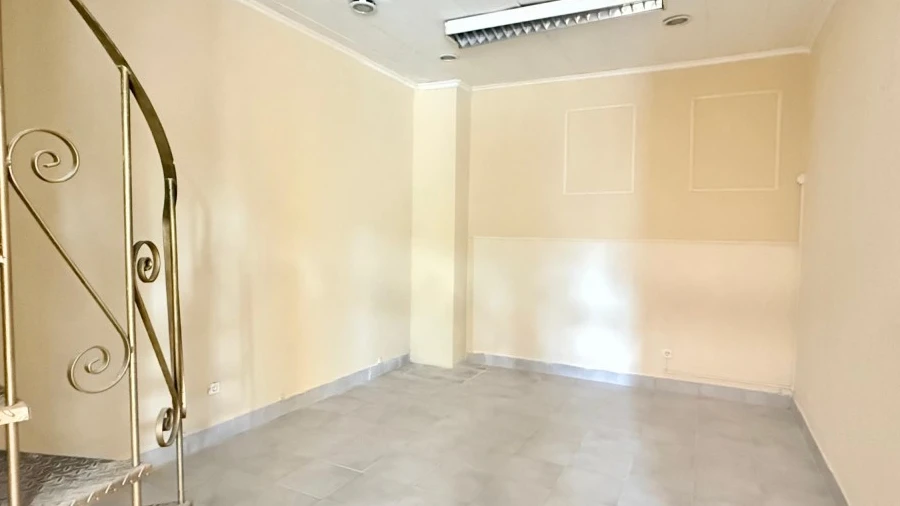 Loja para Venda em Santo António dos Cavaleiros e Frielas
