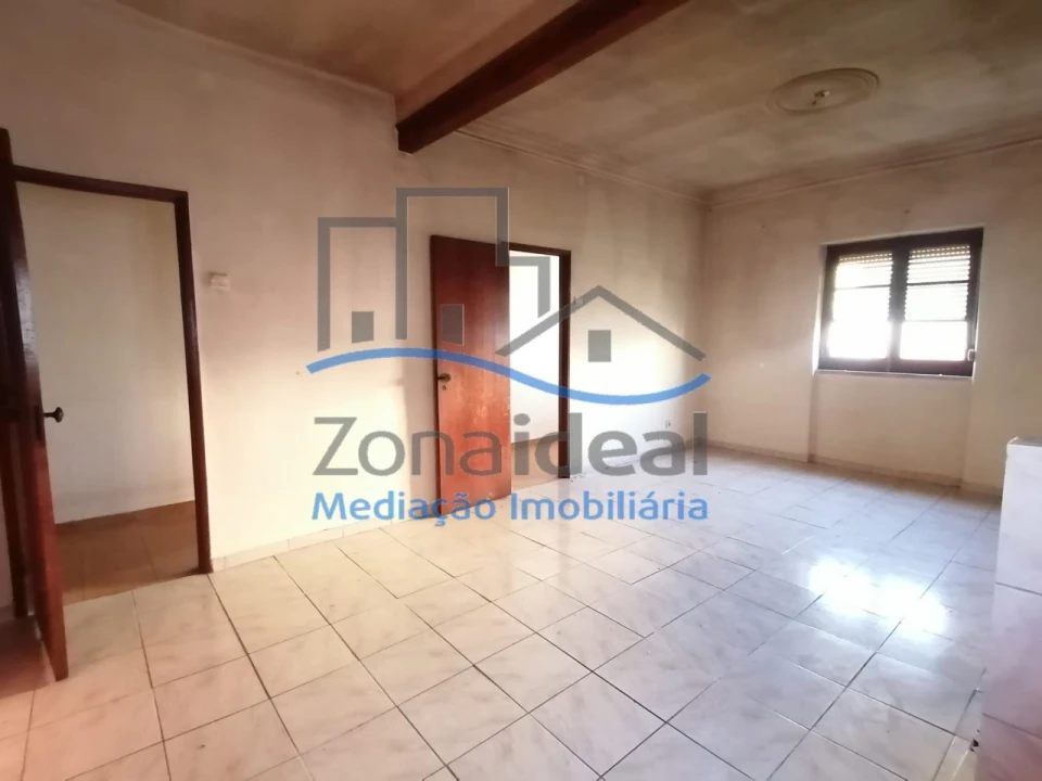 Moradia T3 para Venda em Ota Foto 4