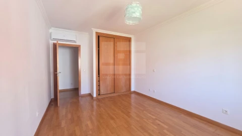 Apartamento T4 para Venda em Santa Maria e São Miguel, São Martinho, São Pedro Penaferrim