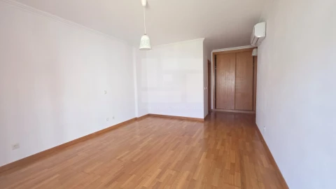 Apartamento T4 para Venda em Santa Maria e São Miguel, São Martinho, São Pedro Penaferrim
