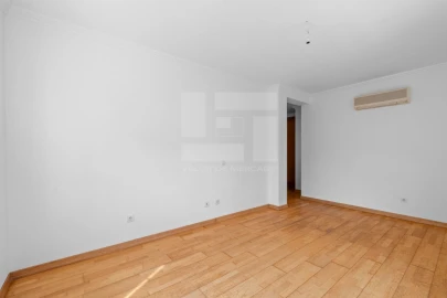 Apartamento T3 para Venda em Santa Maria e São Miguel, São Martinho, São Pedro Penaferrim