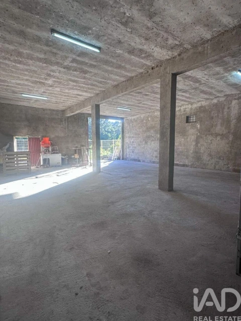 Armazém para Arrendamento em Fornelos e Queijada