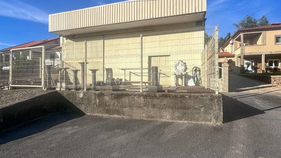 Armazém para Arrendamento em Fornelos e Queijada