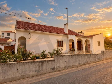 Moradia T3 para Venda em Santa Maria do Castelo e Santiago e Santa Susana